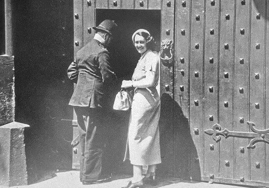 Fay Taylour leaving Holloway prison in 1940