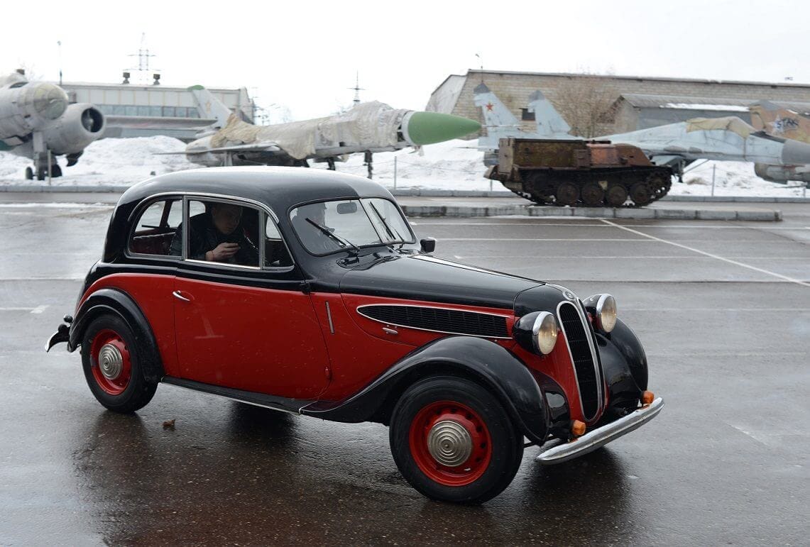 A BMW 320 photographed at Arkhangelskoye, Russia